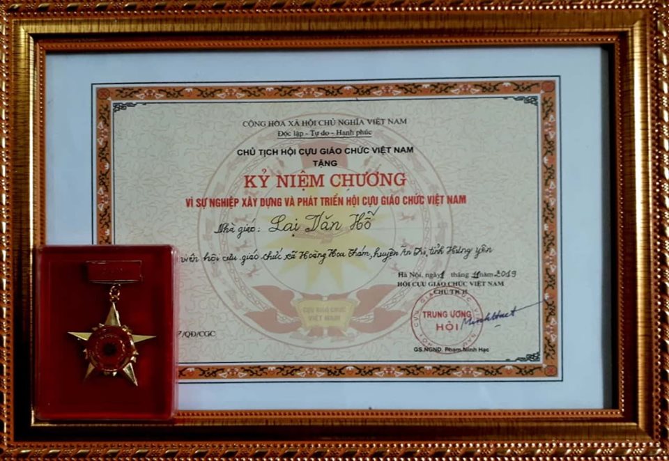 Nhà giáo Lại Văn Hỗ nhận kỉ niệm chương của Hội Cựu Giáo Chức Việt Nam và huy hiệu 60 Năm tuổi Đảng.