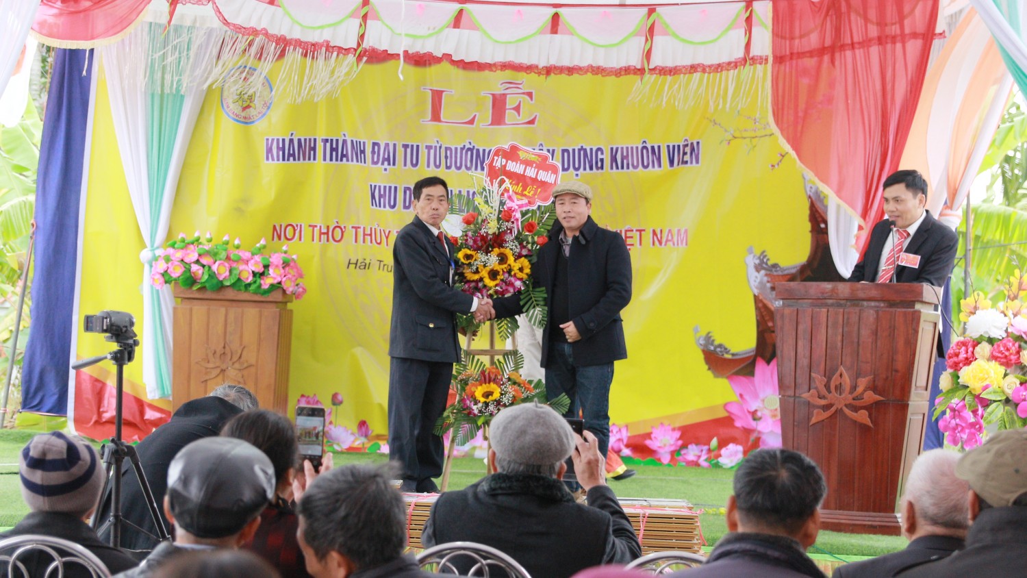 Ông Lại Trọng Tâm Chủ tịch tập đoàn Hải Quân (Bắc Ninh) lên tặng hoa chúc mừng