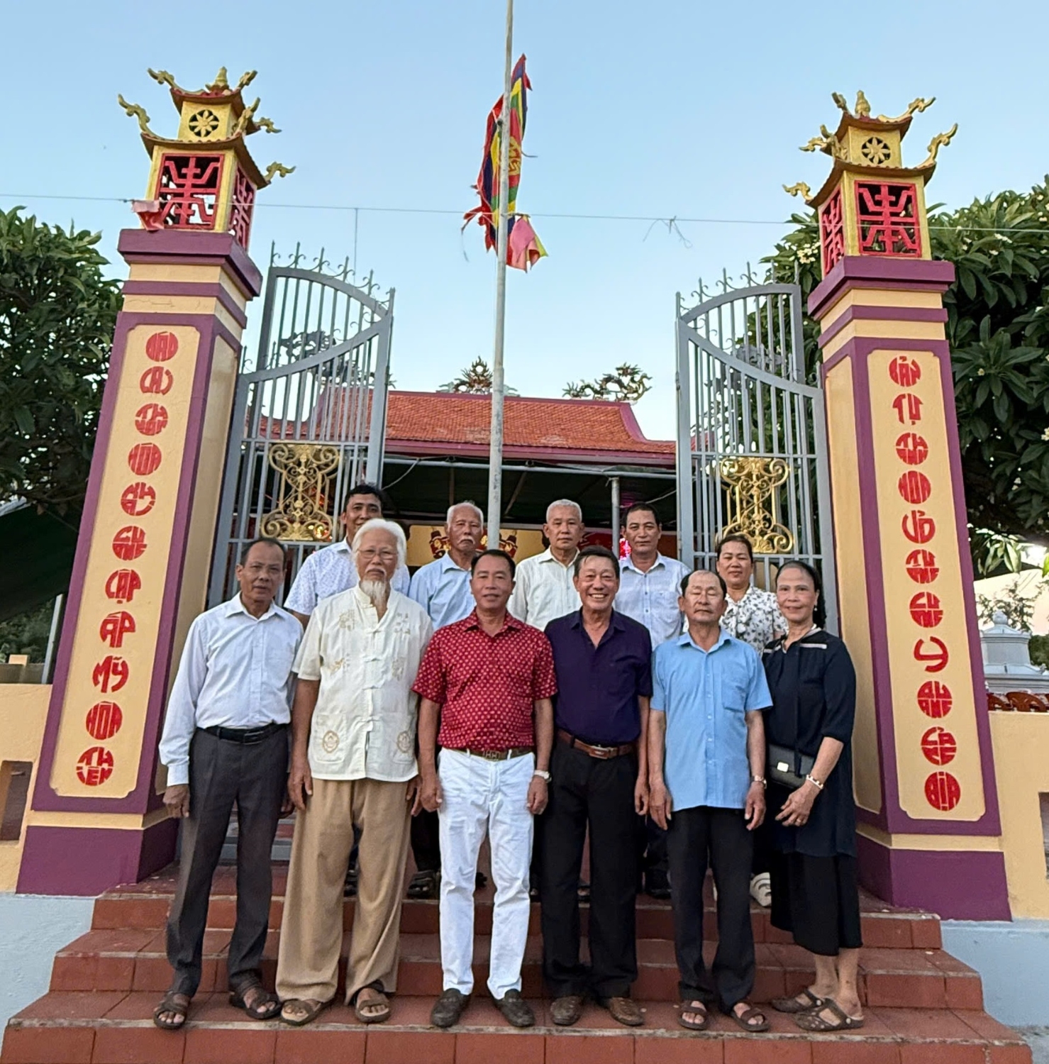 Ông Lại Trọng Tâm (Chủ tịch HĐGT Họ Lại Việt Nam) dâng hương tại Nhà thờ Họ Lại Bảo Ninh, Quảng Bình