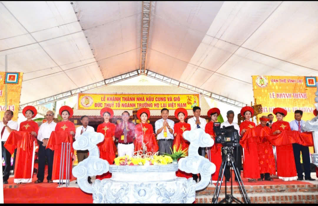 Cắt băng khánh thành nhà hậu cung từ đường họ Lại Việt Nam (Ngành A)